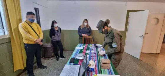 Detuvieron a una mujer que viajaba con su hijo y más de 2 kilos de cocaína