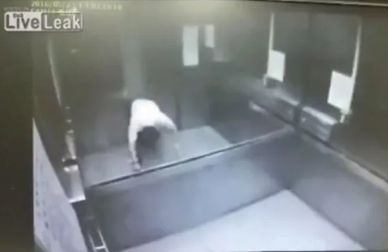 Desesperado, se tropezó y un ascensor lo partió en dos . Video