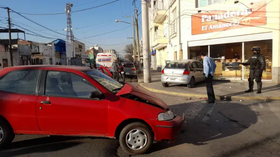 Tras chocar, un auto terminó incrustado en una conocida panadería salteña