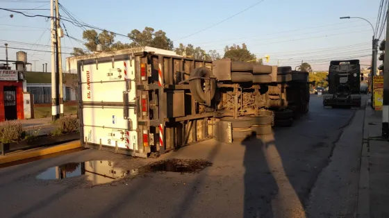 Volcó un camión con miles de kilos de carne en la Av. Entre Ríos