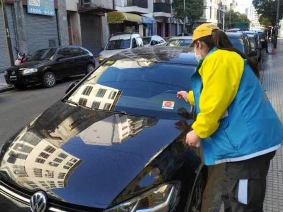 Si estacionás mal en el centro, ahora te pegarán un sticker rojo en tu auto