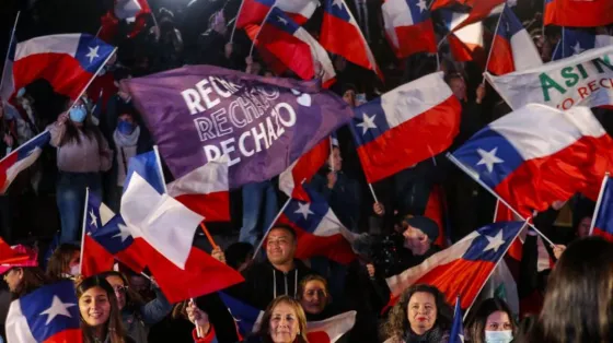 Chile rechazó la nueva Constitución y se debilita Boric