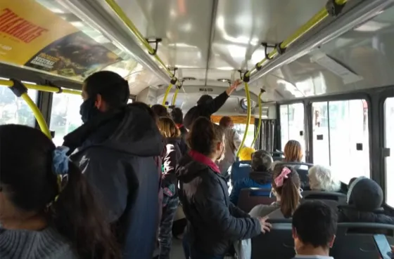 Horror en el colectivo: Un hombre abusó de una adolescente