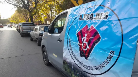 Transportistas de la discapacidad continúan con un paro indeterminado