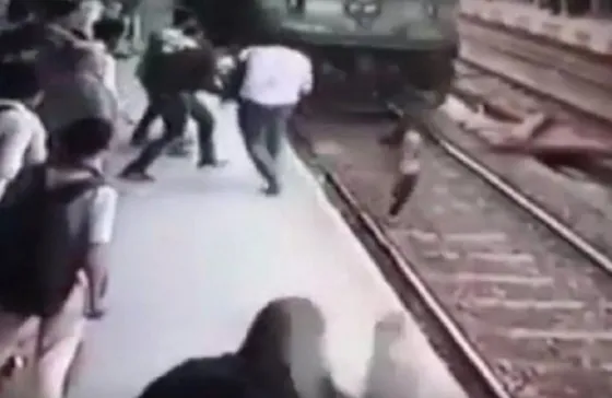 El aterrador momento en que un tren arrolla a una joven. Video