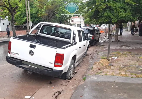 Tras la lluvia, varios vehículos quedaron hundidos en el macrocentro salteño