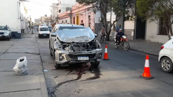 Mañana accidentada en Salta: Un auto terminó incrustado a un Saeta