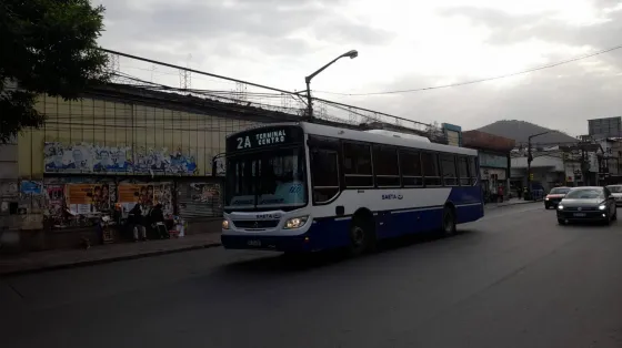 Aún sin acuerdo, volvieron a funcionar los colectivos en Salta