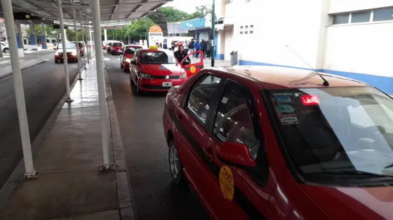 "Es un gasto extra": Taxistas de la Terminal se quejan del cobro de ficha de $50
