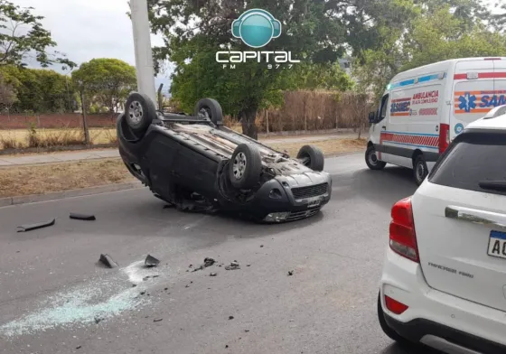 Terrible vuelco en la Av. Entre Ríos: El conductor se descompensó y perdió el control