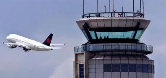 ¡Increíble! Por cantar “Despacito” provocó un revuelo en la torre de control