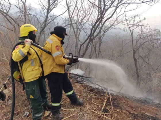 Con más de 200 efectivos, continúan los trabajos para apagar el fuego en el cerro