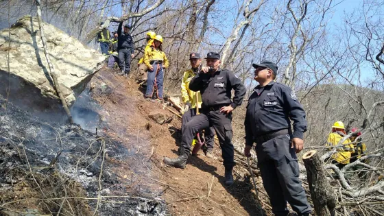 El fuego no da tregua en el cerro y los bomberos piden solidaridad de los salteños