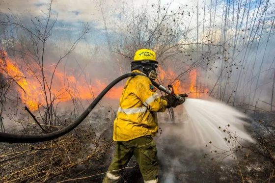Lanzan campaña solidaria para ayudar a los bomberos de Salta