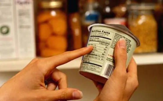 Multaron a supermercados por tener productos vencidos