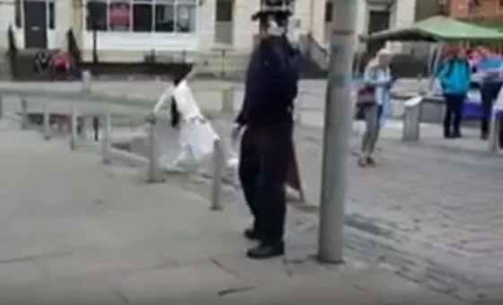 Una monja y un policía se lucen mostrando su habilidad. Video