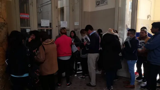 Largas filas y venta de formularios en la ex Normal para conseguir un lugar