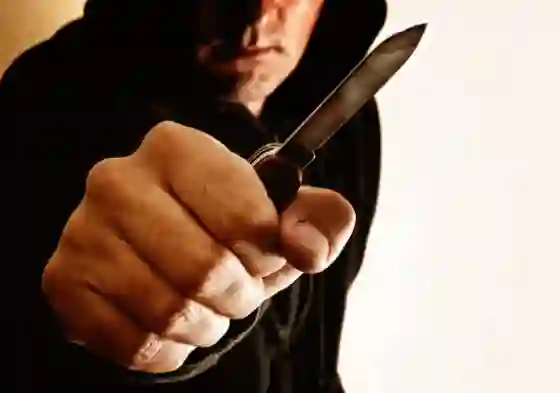 Gastó la plata de sus hijos en alcohol y amenazó con un cuchillo a su pareja embarazada