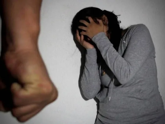 Violento le quebró el maxilar a su pareja de 17 años