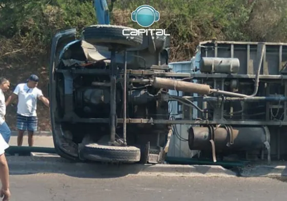 Urgente: Volcó un camión en la entrada de Salta