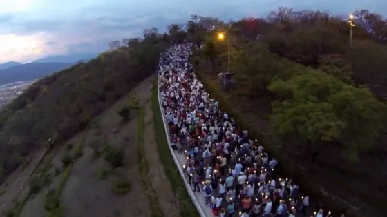 Casi una tragedia en el Cerro de la Virgen: Un camión atropelló a dos abuelos