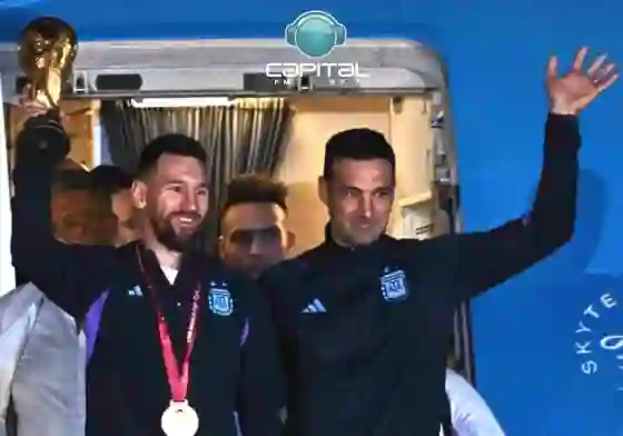 Bienvenidos a casa, campeones: La Selección llegó al país