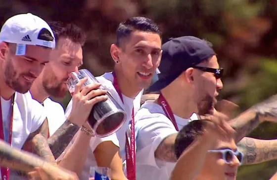 La Argentina está de fiesta y Messi lo celebra tomando fernet