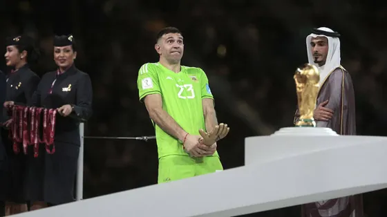 Quieren quitarle el Guante de oro a “Dibu” Martínez