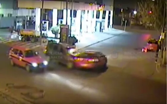 Tremenda piña entre un auto particular y un taxi. VIDEO