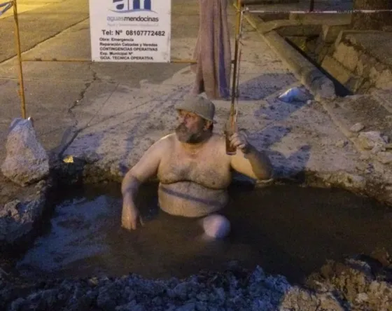 Se metió en la "pileta" que se formó en su vereda por una pérdida de agua