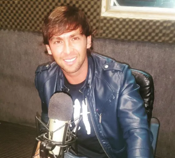 Emanuel Sierra se animó a cantar en FM CAPITAL