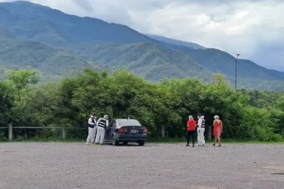 Investigan la muerte de un hombre y una mujer encontrados en un automóvil