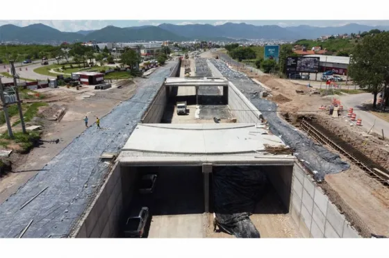 Realizan tareas de hormigonado en la rotonda de Grand Bourg