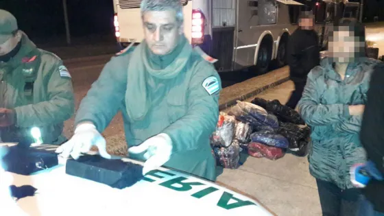 "Escondió" dos paquetes de cocaína bajo el asiento del colectivo y terminó presa