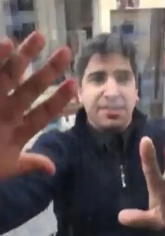 Ésta mañana un hombre atacó a un colectivero cuando lo chocó. VIDEO