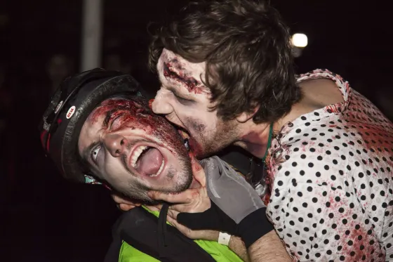 ¿Las películas apocalípticas se hicieron reales? Un zombie ataca a un policía a mordiscos. Video