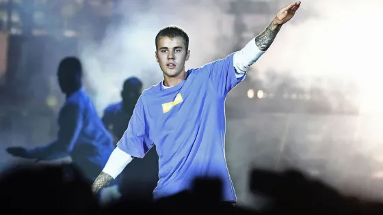 Justin Bieber no quiso cantar 'Despacito' y recibió un botellazo. Video