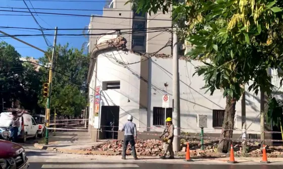 Se derrumbó la pared de una tintorería del microcentro salteño