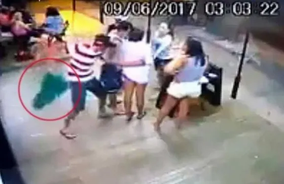 En plena calle, acuchilló a su ex pareja en medio de una multitud. Video