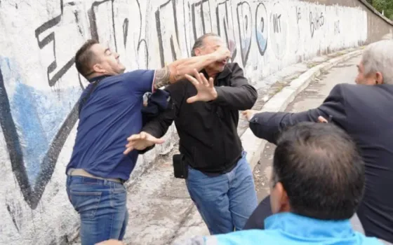 Violenta golpiza a Sergio Berni en protesta de colectiveros