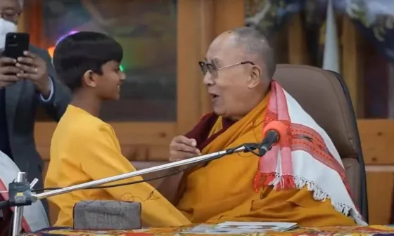El Dalai Lama se disculpó por besar en la boca a un niño y pedirle que le chupara la lengua