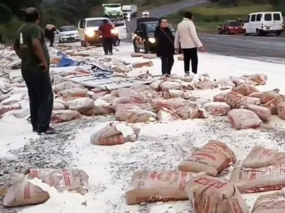 Volcó un camión de harina y fue saqueado por vecinos