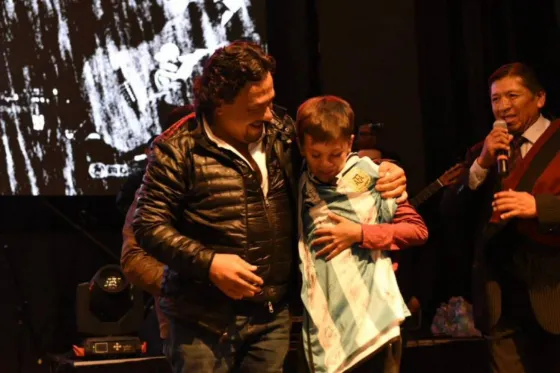 Sáenz le entregó una camiseta de Argentina a José Andrada