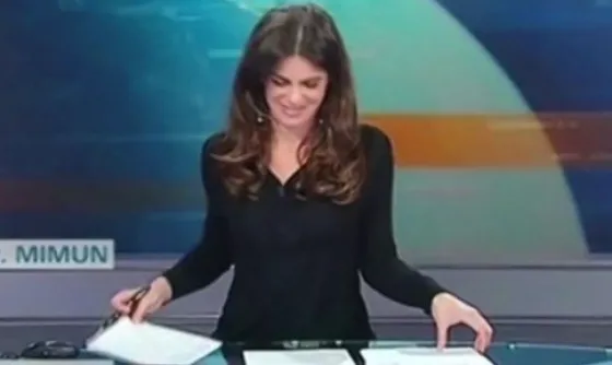 Una presentadora de TV se olvidó de que la mesa era transparente y... Mirá el video