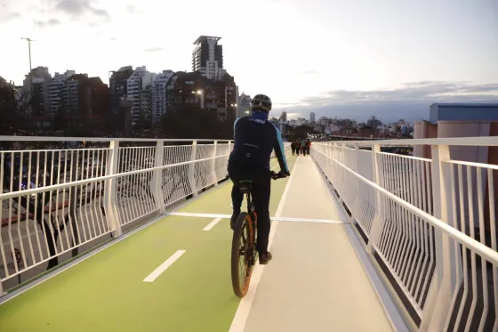 ¿Llegarán a Salta? Córdoba inauguró una ciclovía elevada