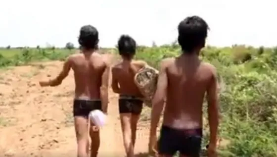 Impactante video de tres nenes jugando con una serpiente GIGANTE