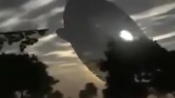 Ni una nube, ni trucos de cámara, un gigantesco Ovni sobrevoló un pueblo de Malasia. Mirá el video