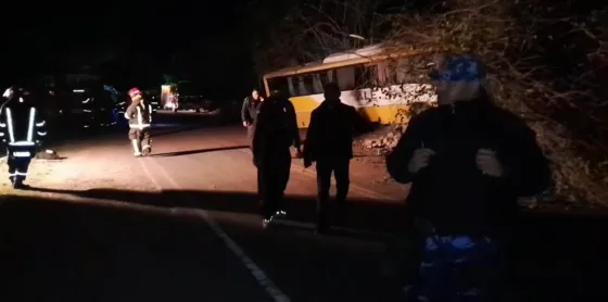 Trágico vuelco de un colectivo en la salida de Moldes: hay una mujer fallecida