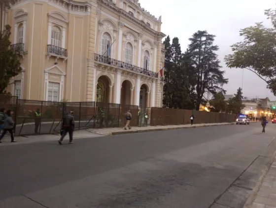 La Legislatura amaneció vallada y con presencia policial