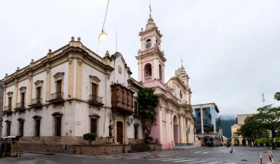 Tres mujeres se encadenaron en la Catedral Basílica